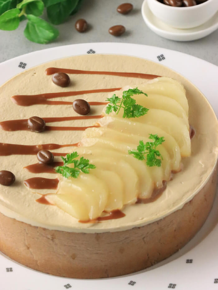 洋ナシとモカのショートケーキの画像