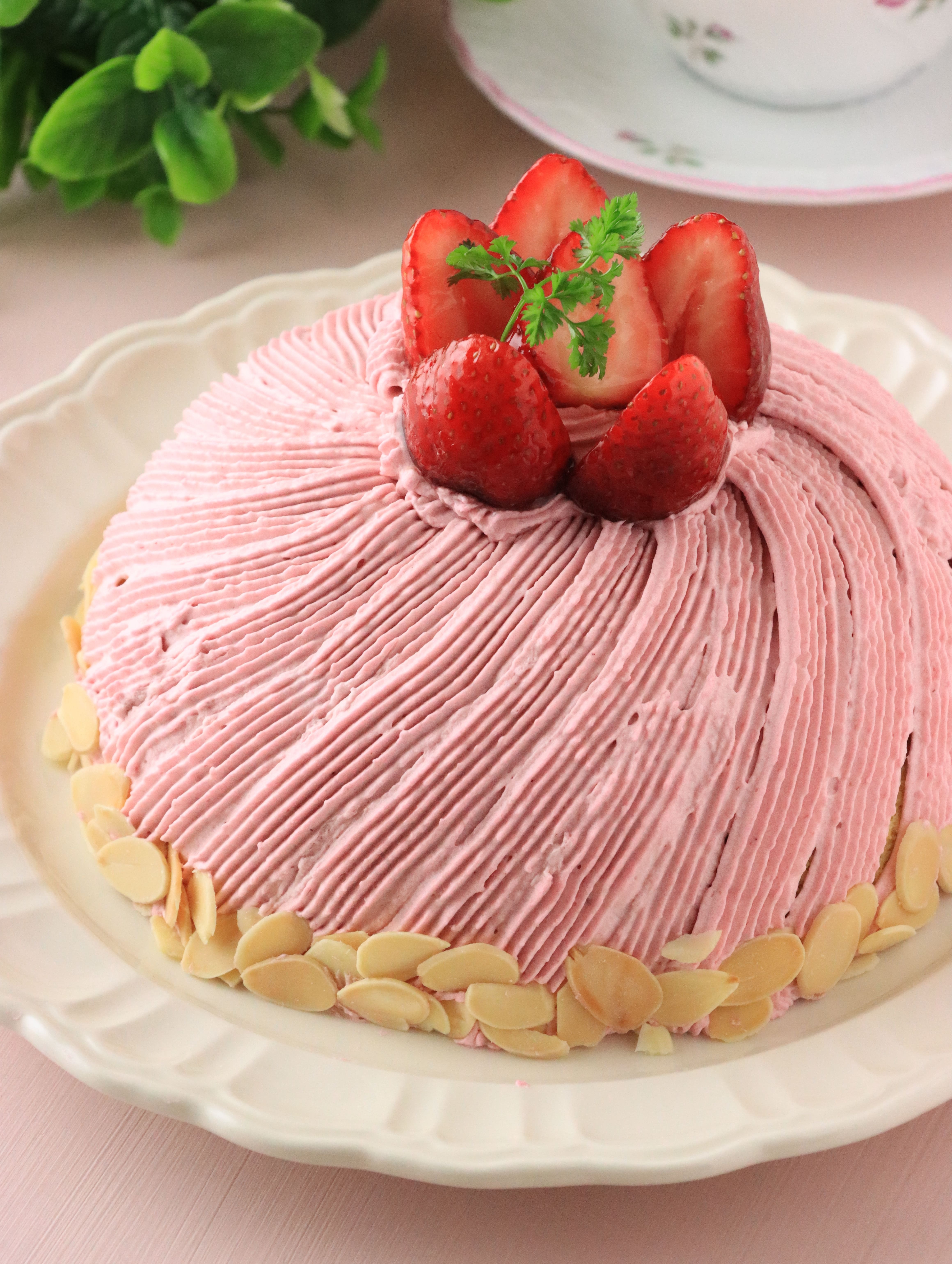 木苺クリームと抹茶ムースのドームケーキ